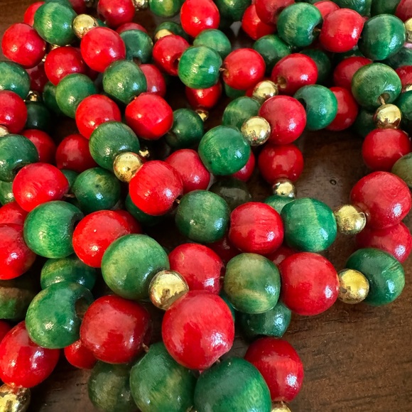 VINTAGE WOOD BEADED GARLAND 18’ RED AND GREEN and COLORED BUTTONS - Picture 2 of 3